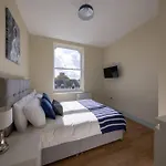 Apartment 5, Isabella House, Aparthotel, By Rentmyhouse