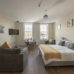 Apartment 6, Isabella House, Aparthotel, By Rentmyhouse