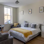 Apartment 6, Isabella House, Aparthotel, By Rentmyhouse