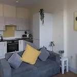 Apartment 6, Isabella House, Aparthotel, By Rentmyhouse