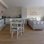 Apartment 9, Isabella House, Aparthotel, By Rentmyhouse