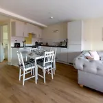 Apartment 9, Isabella House, Aparthotel, By Rentmyhouse