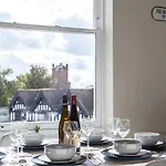 Apartment 5, Isabella House, Aparthotel, By Rentmyhouse