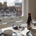 Apartment 5, Isabella House, Aparthotel, By Rentmyhouse
