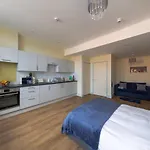 Apartment 7, Isabella House, Aparthotel, By Rentmyhouse