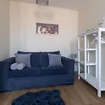 Apartment 7, Isabella House, Aparthotel, By Rentmyhouse