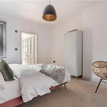 Host & Stay - Barton Road Retreat
