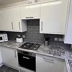 Hereford - Kestrel House - 4 Bedroom House Close To City With Parking - Sleeps 7 - Suitable For Family Gatherings Or Contractors With Vehicles - Hosted By Rentmyhouse