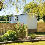 The Hideaway Hut - 1 Bed Shepherds Hut - Hereford