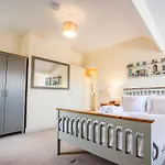 Bright, Modern Apartment In City Centre With Private Driveway Parking