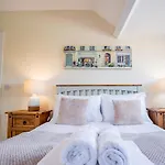 Bright, Modern Apartment In City Centre With Private Driveway Parking