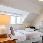 Bright, Modern Apartment In City Centre With Private Driveway Parking