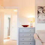 Bright, Modern Apartment In City Centre With Private Driveway Parking