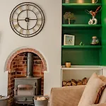 Exquisite Renovation In Central Location With Garden And Parking