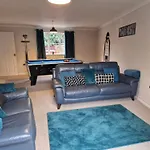 Hereford - Finch House - Modern 4 Bedroom House Located In South Hereford, Dog Friendly With Nearby Countryside, Pool Table, Sleeps Up To 10 Guests - Hosted By Rentmyhouse