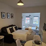 Hereford City - Victory Apartment - Modern Studio In Vibrant Popular Area Of Hereford - Hosted By Rentmyhouse