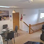 Hereford - Robin Coach House - Located On City Outskirts In North Hereford - Modern 2 Bedroom Property With Parking - Suitable For Small Family, Couple Or Contractors - Hosted By Rentmyhouse