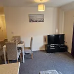 Hereford - Mayflower Coach House, Modern 2 Bedroom Property With Parking, Located South Of Hereford City, Suitable For Small Family, Couple Or Contractors - Sleeps Up To 5 Guests - Hosted By Rentmyhouse