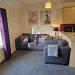 Hereford - Mayflower Coach House, Modern 2 Bedroom Property With Parking, Located South Of Hereford City, Suitable For Small Family, Couple Or Contractors - Sleeps Up To 5 Guests - Hosted By Rentmyhouse