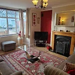 Hereford City - Goldcrest House - 4 Bedroom House With Parking, Located Very Close To City Centre & River Wye - Sleeps Up To 6 Guests - Hosted By Rentmyhouse