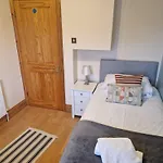 Hereford City - Goldcrest House - 4 Bedroom House With Parking, Located Very Close To City Centre & River Wye - Sleeps Up To 6 Guests - Hosted By Rentmyhouse