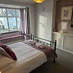 Hereford City - Goldcrest House - 4 Bedroom House With Parking, Located Very Close To City Centre & River Wye - Sleeps Up To 6 Guests - Hosted By Rentmyhouse