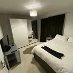 Lovely, Modern, King Bed, 3Bedroom House, 6 Ppl