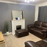 Lovely, Modern, King Bed, 3Bedroom House, 6 Ppl