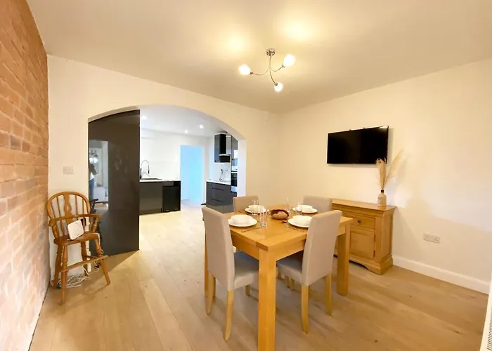 Freshly Renovated 2 Bedroom Victorian Town House.