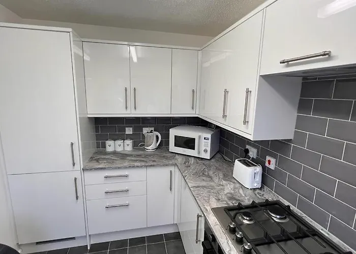 Hereford - Kestrel House - 4 Bedroom House Close To City With Parking - Sleeps 7 - Suitable For Family Gatherings Or Contractors With Vehicles - Hosted By Rentmyhouse