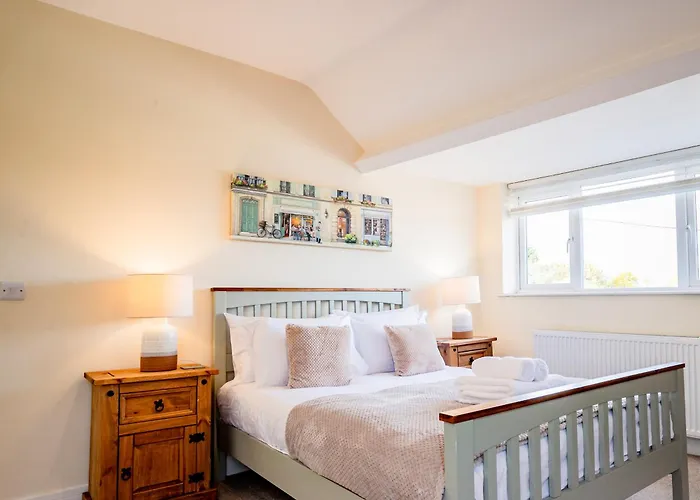 Bright, Modern Apartment In City Centre With Private Driveway Parking