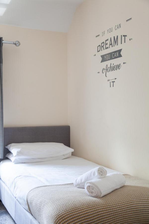 - Mayflower Coach House, Modern 2 Bedroom With Parking, Located South Of City, Suitable For Small Family, Couple Or Contractors - Sleeps Up To 5 Guests - Hosted By Rentmyhouse *