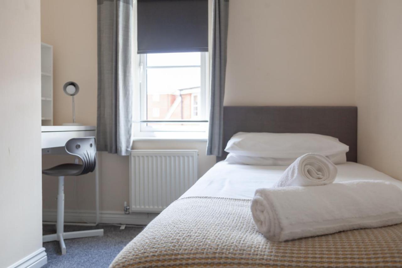 - Mayflower Coach House, Modern 2 Bedroom With Parking, Located South Of City, Suitable For Small Family, Couple Or Contractors - Sleeps Up To 5 Guests - Hosted By Rentmyhouse *