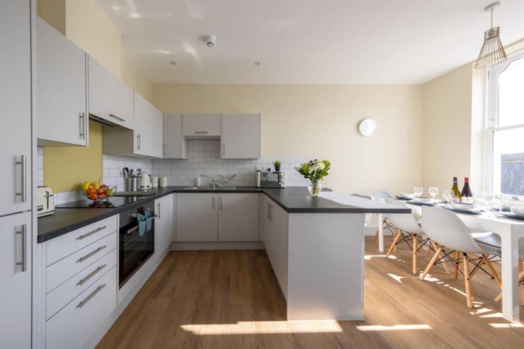 Apartment 5, Isabella House, Aparthotel, By Rentmyhouse