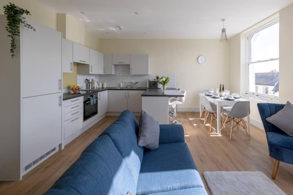 5, Isabella House, Aparthotel, By Rentmyhouse Apartment