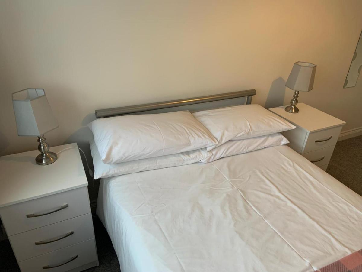 Apartment - Kestrel House - 4 Bedroom House Close To With Parking - Sleeps 7 - Suitable For Family Gatherings Or Contractors With Vehicles - Hosted By Rentmyhouse