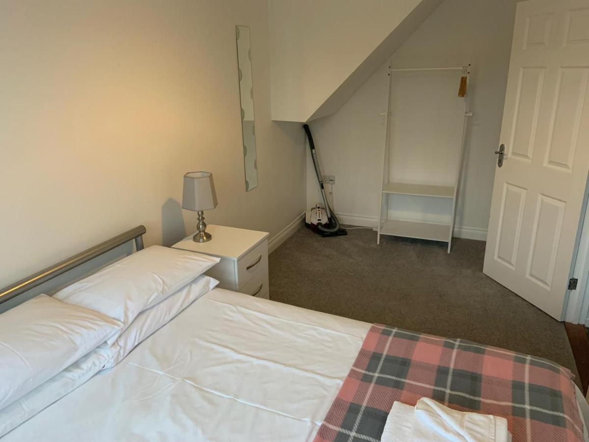 Apartment - Kestrel House - 4 Bedroom House Close To With Parking - Sleeps 7 - Suitable For Family Gatherings Or Contractors With Vehicles - Hosted By Rentmyhouse