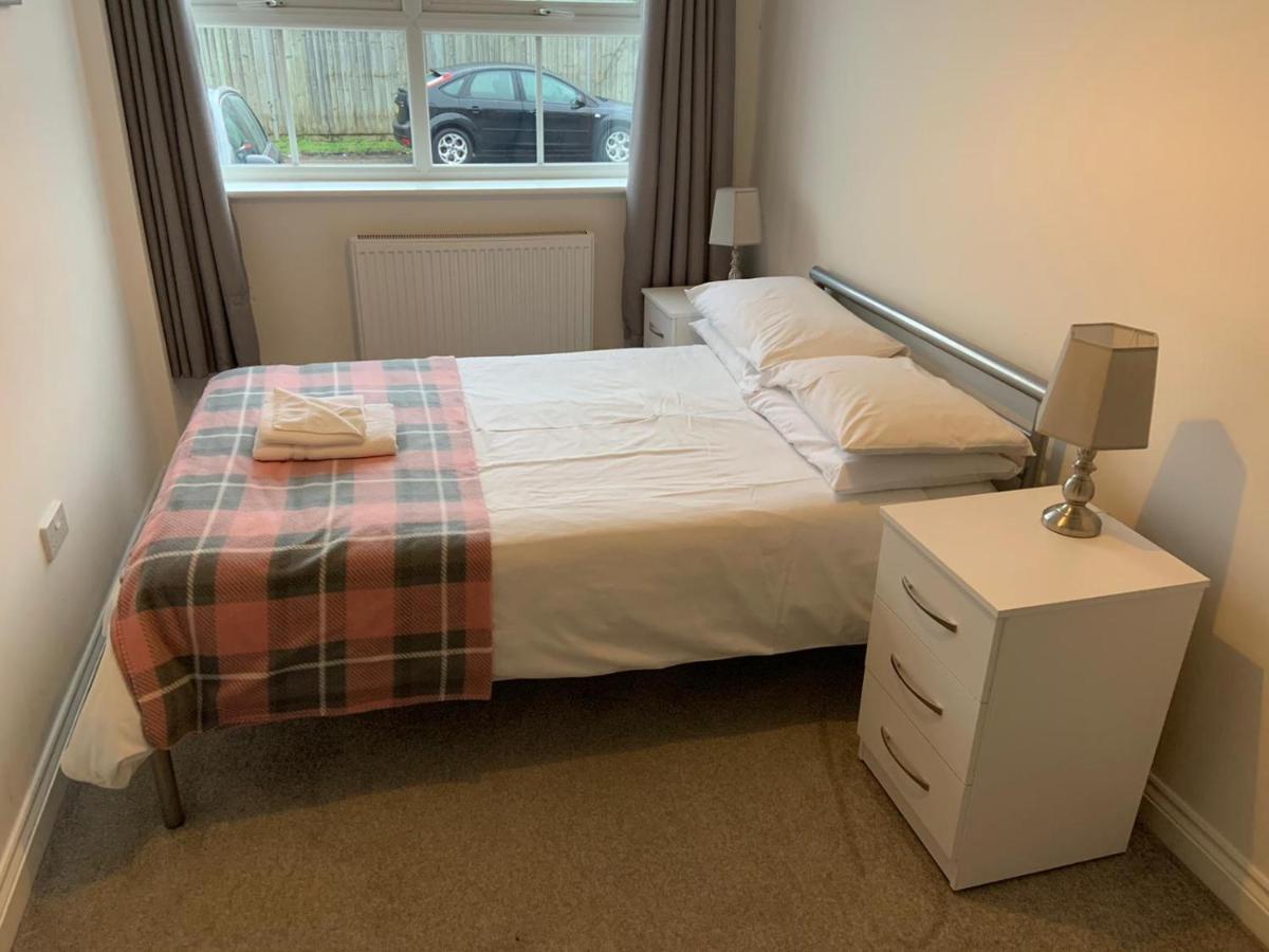 - Kestrel House - 4 Bedroom House Close To With Parking - Sleeps 7 - Suitable For Family Gatherings Or Contractors With Vehicles - Hosted By Rentmyhouse