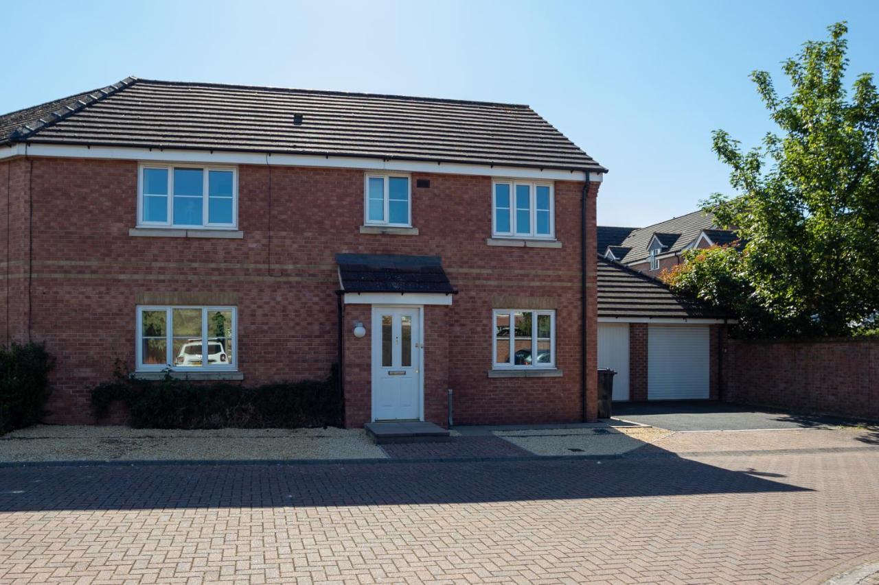 Hereford - Finch House - Modern 4 Bedroom House Located In South Hereford, Dog Friendly With Nearby Countryside, Pool Table, Sleeps Up To 10 Guests - Hosted By Rentmyhouse Holiday home Hereford