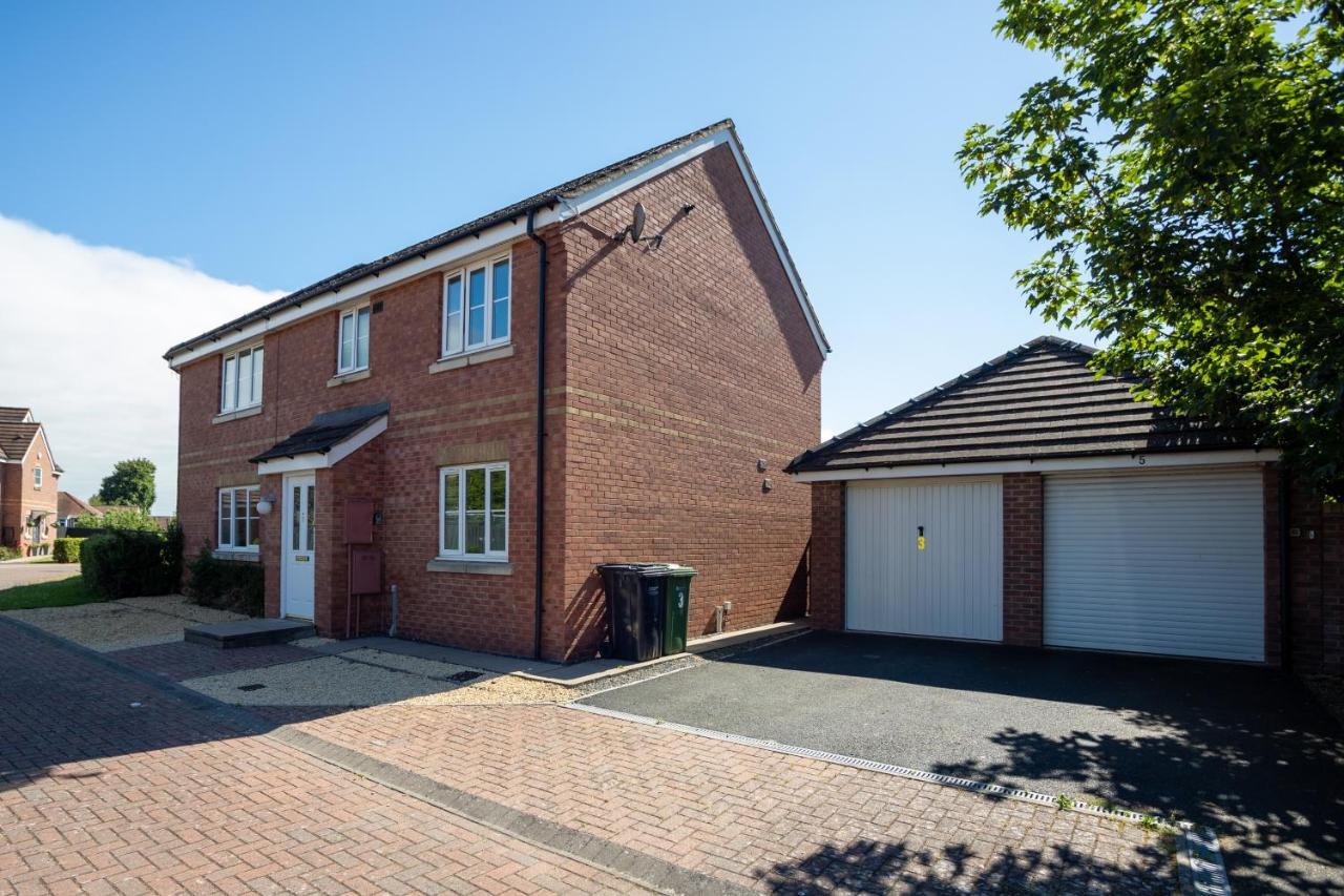 Hereford - Finch House - Modern 4 Bedroom House Located In South Hereford, Dog Friendly With Nearby Countryside, Pool Table, Sleeps Up To 10 Guests - Hosted By Rentmyhouse