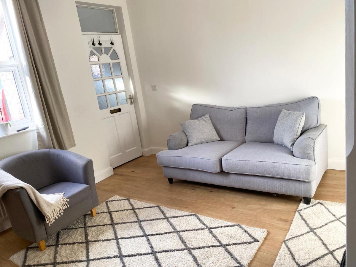 Freshly Renovated 2 Bedroom Victorian Town House. *