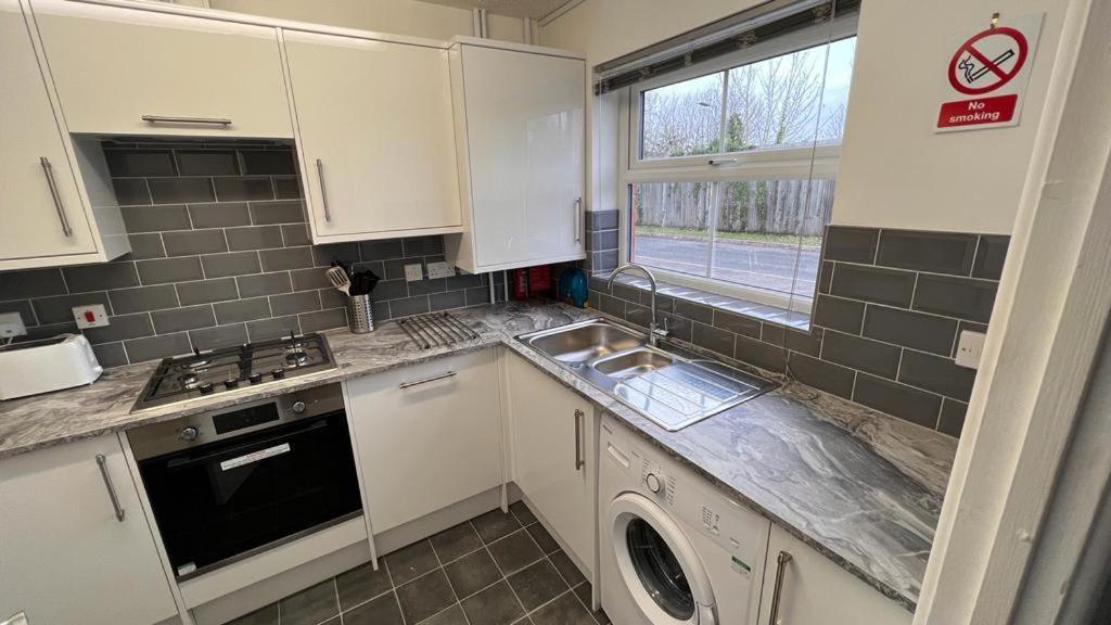 Apartment - Kestrel House - 4 Bedroom House Close To With Parking - Sleeps 7 - Suitable For Family Gatherings Or Contractors With Vehicles - Hosted By Rentmyhouse Hereford