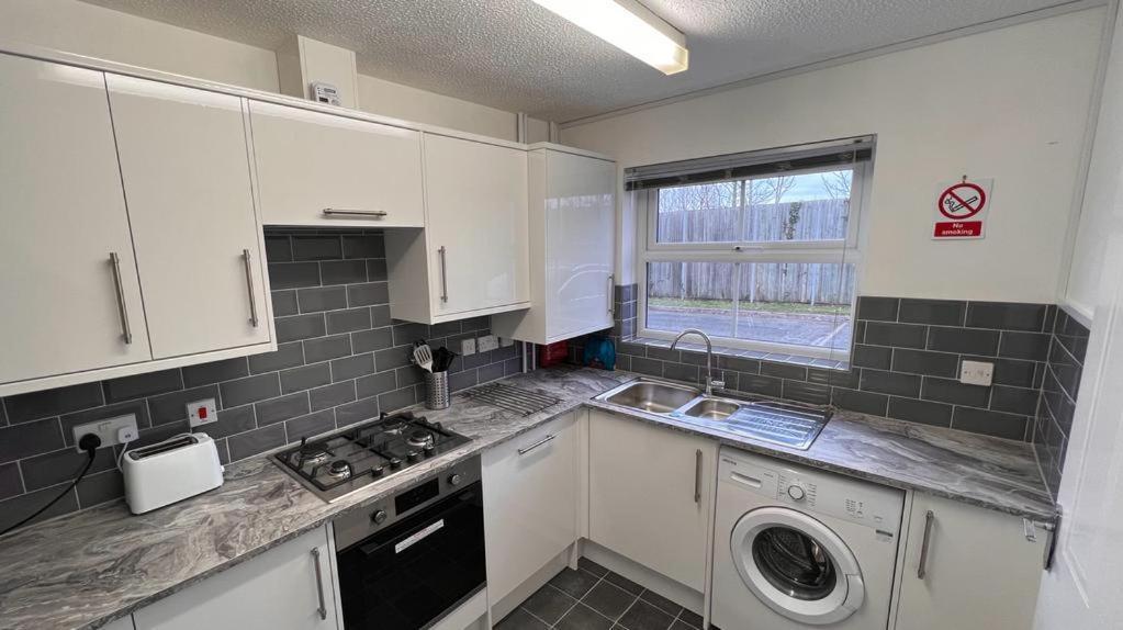 - Kestrel House - 4 Bedroom House Close To With Parking - Sleeps 7 - Suitable For Family Gatherings Or Contractors With Vehicles - Hosted By Rentmyhouse * Hereford