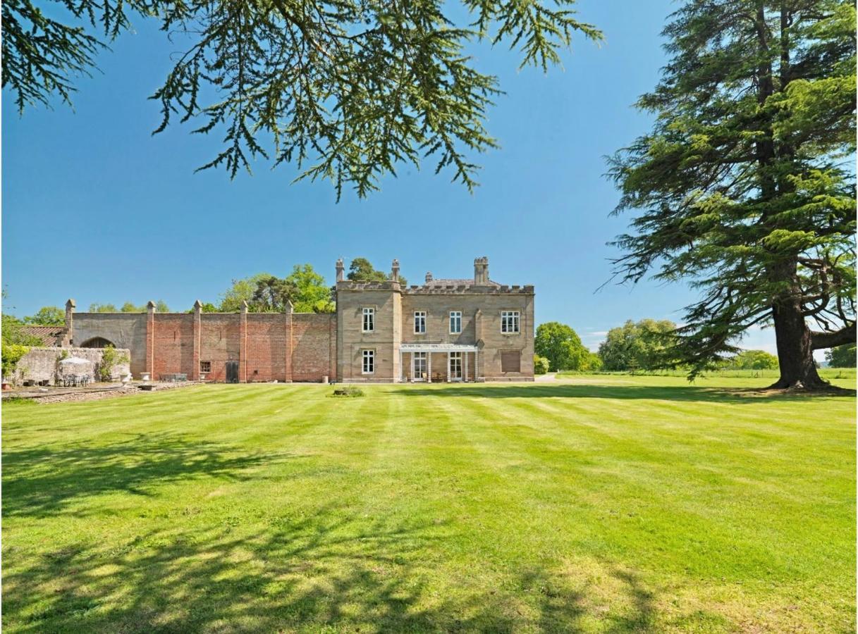 Country house Newcourt Manor *