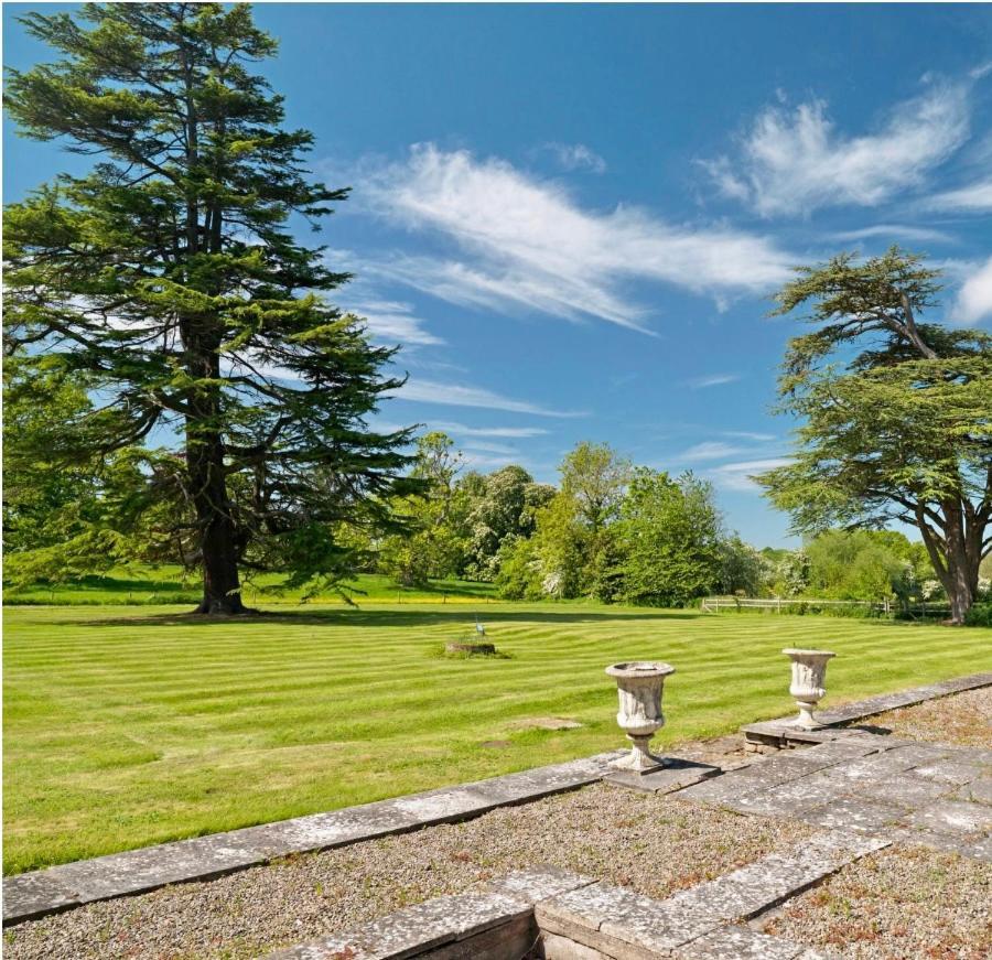 Country house Newcourt Manor *