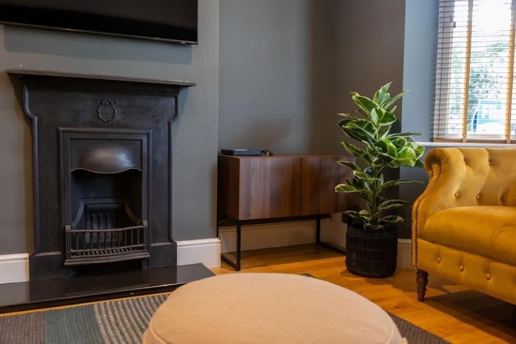 - Clifton - Beautifully Presented House Located A Short Walk From Centre - Sleeps 6 Guests - Perfect For Exploring - Hosted By Rentmyhouse