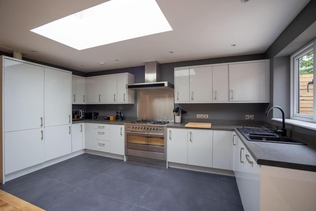 - Clifton - Beautifully Presented House Located A Short Walk From Centre - Sleeps 6 Guests - Perfect For Exploring - Hosted By Rentmyhouse Holiday home