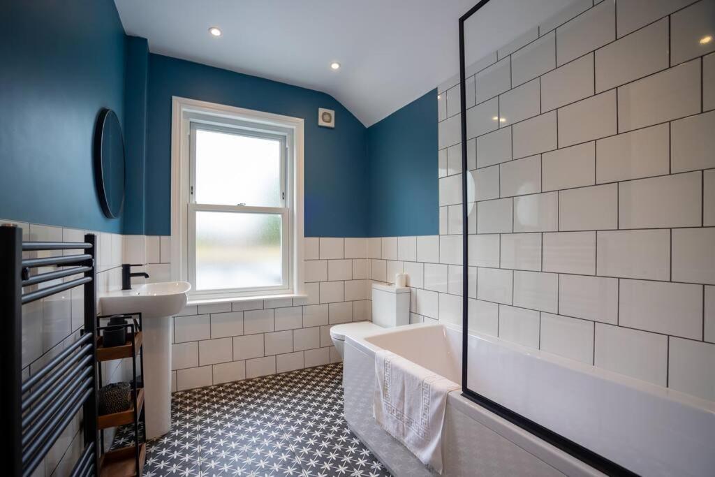 - Clifton - Beautifully Presented House Located A Short Walk From Centre - Sleeps 6 Guests - Perfect For Exploring - Hosted By Rentmyhouse Hereford