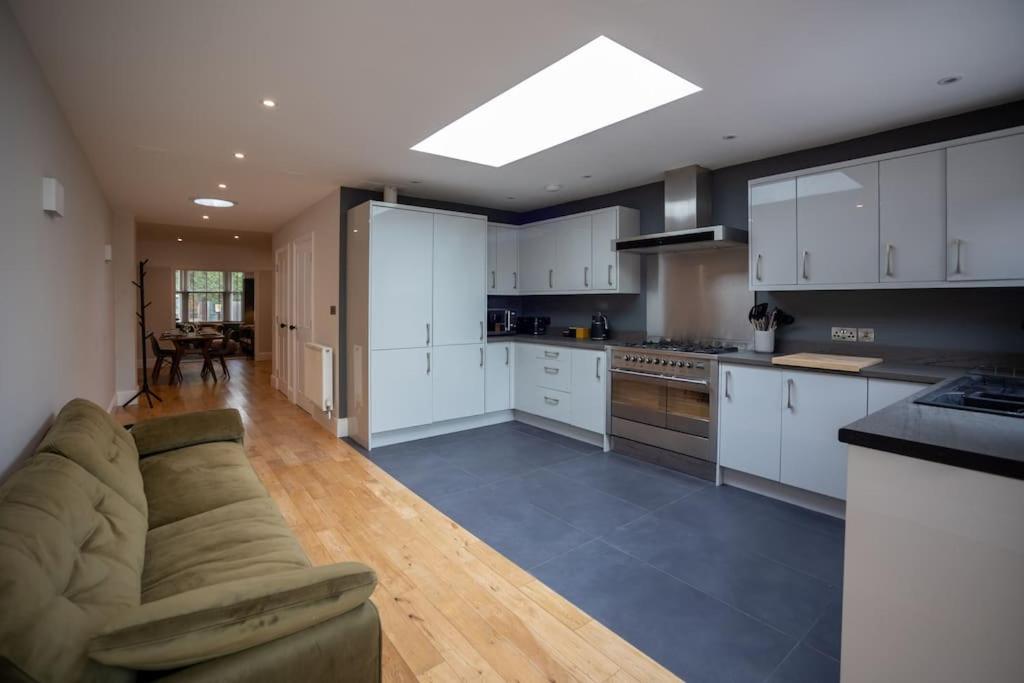 Holiday home - Clifton - Beautifully Presented House Located A Short Walk From Centre - Sleeps 6 Guests - Perfect For Exploring - Hosted By Rentmyhouse