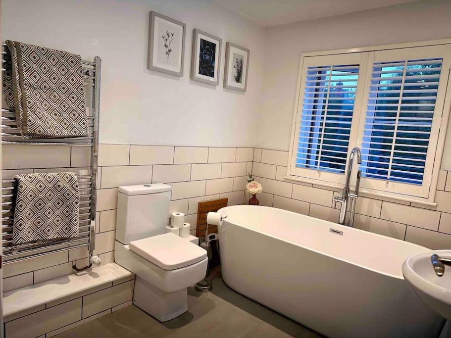 Contemporary, Open Plan, 3 Bedroom House In - Sleeps 5-6 * Hereford